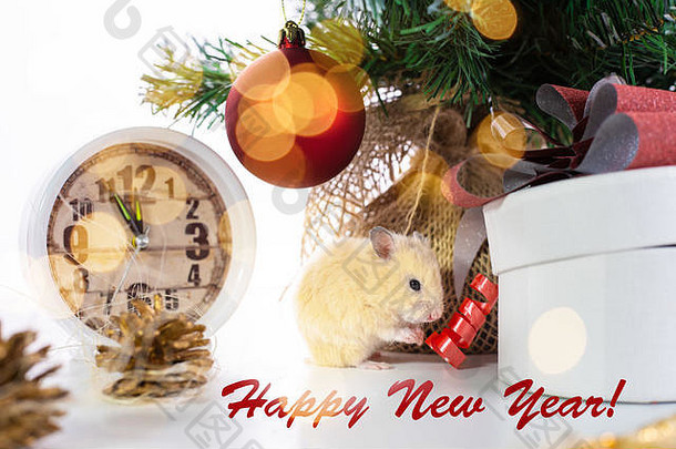 老鼠坐在圣诞节树手表象征一年圣诞节快乐一年问候卡