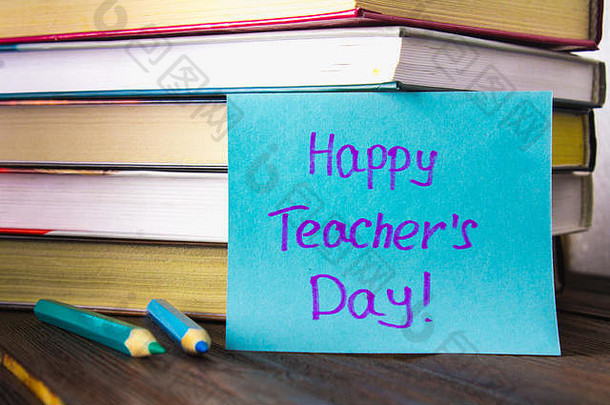 概念老师的一天对象黑板背景书绿色苹果斑块快乐老师的一天铅笔笔玻璃用钉子钉上