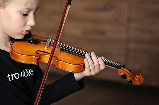 处理持有小提琴男孩携带小提琴年轻的男孩玩小提琴有才华的小提琴家