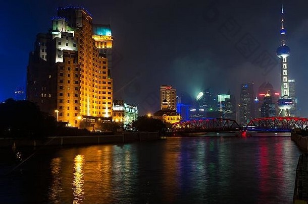 晚上视图苏州溪显示百老汇大厦酒店花园桥东方珍珠塔浦东上海