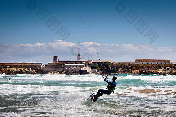 男人。风筝冲浪这些长矛海滩tarifa安达卢西亚西班牙