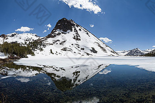 全景山湖春天冰开始融化反射清晰的水