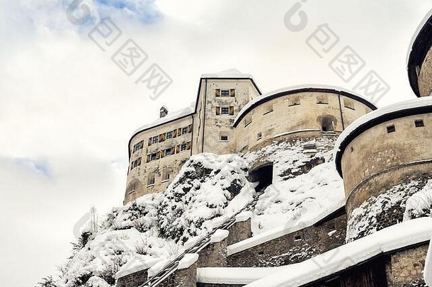 中世纪的欧洲<strong>不容</strong>置疑的堡垒城堡山高山奥地利曾城市覆盖大雪层暴雪冬天
