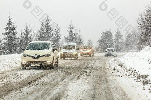 certovica斯洛伐克jauary<strong>汽车</strong>开车湿滑的雪覆盖森林路冬天暴雪开车条件危险的