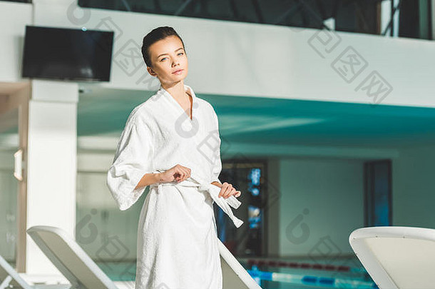 美丽的年轻的女人系带浴袍水疗中心