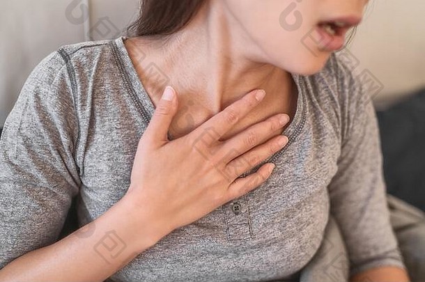科维德呼吸急促呼吸肺炎女人电晕病毒症状发热身体疼痛呼吸困难