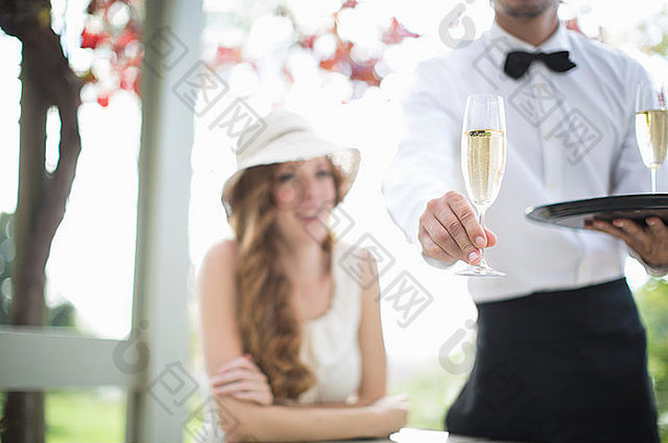 服务员服务香槟花园餐厅
