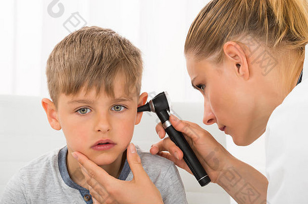 医生检查男孩的耳朵