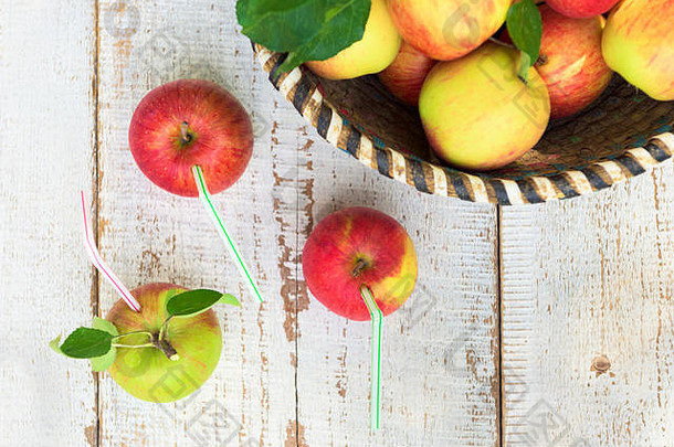 有机苹果篮子白色古董木背景健康的生活方式概念