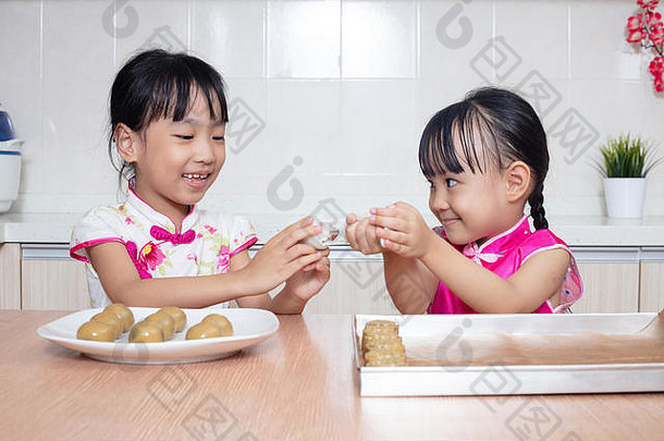 亚洲中国人姐妹使月亮蛋糕厨房首页