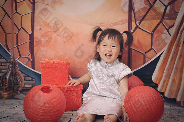 亚洲婴儿女孩庆祝中秋节日