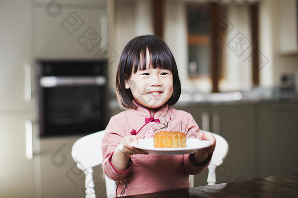 蹒跚学步的女孩吃月亮蛋糕庆祝中期秋天节日