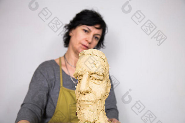 雕塑家艺术家创建破产雕塑粘土快乐工作集中雕刻女人