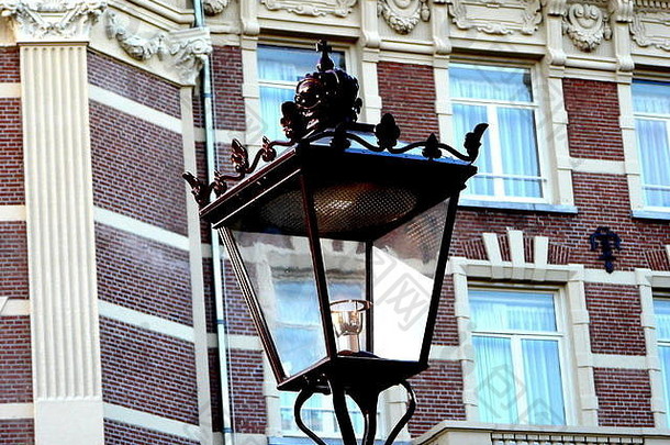 灯光前面经典荷兰建筑砖房子阿姆斯特丹铁街光荷兰