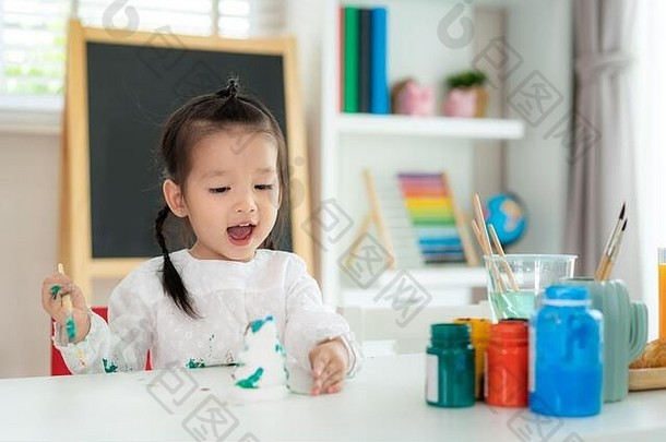亚洲幼儿园学校女孩快乐微笑绘画石膏娃娃丙烯酸水颜色油漆生活房间首页homeschoolin