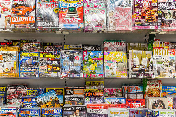 港口道格拉斯澳大利亚6月杂志货架上出售超市巨大的各种主题覆盖