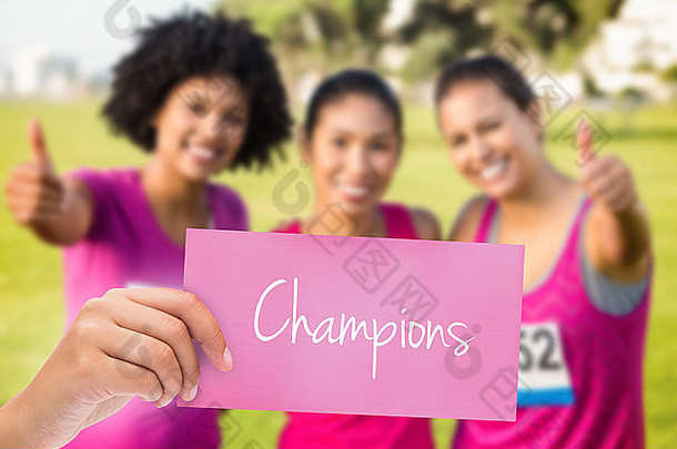冠军微笑跑步者支持乳房癌症马拉松