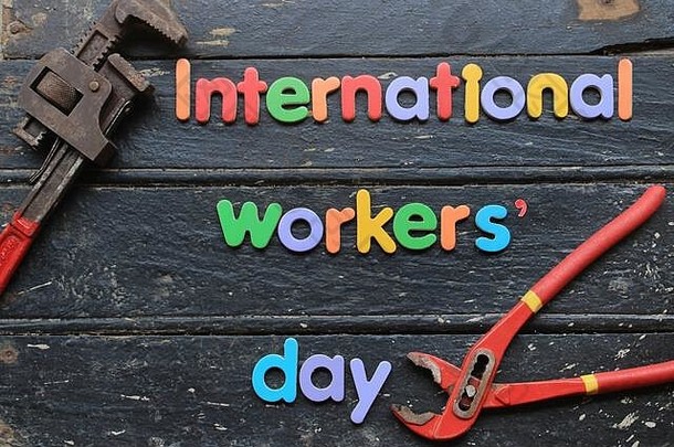 国际工人的一天文本红色的颜色木背景建设修复工具劳动一天概念标志国际工人的一天