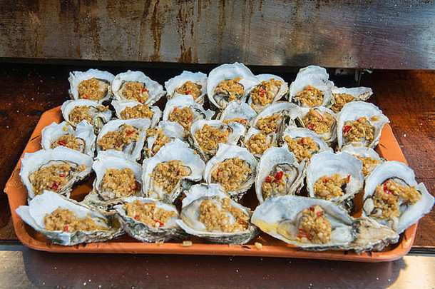 新鲜的牡蛎古林的著名的零食街桂林广西自治地区中国