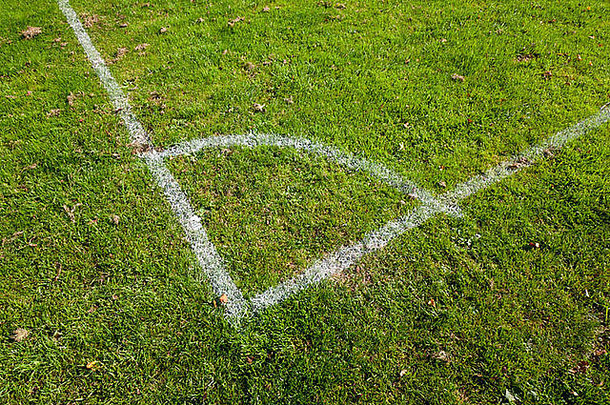 特写镜头角落里标记长满草的足球球场