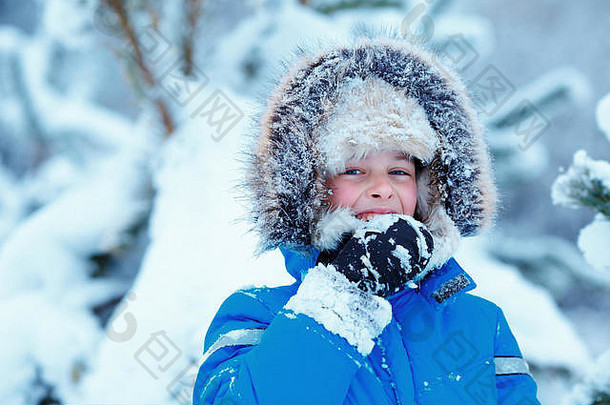 肖像可爱的孩子男孩吃雪在户外孩子有趣的冬天公园
