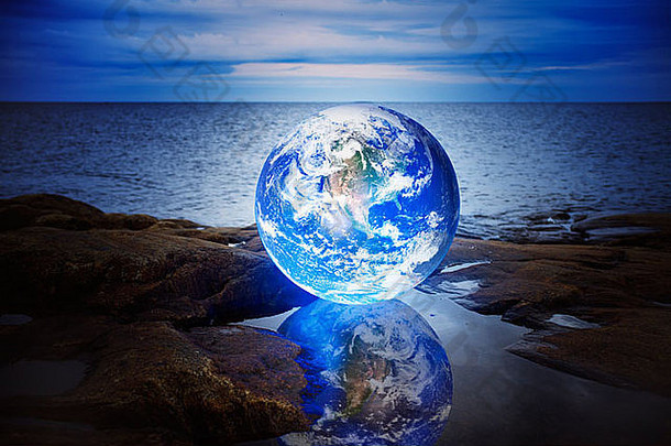 概念上的图像发光的地球水坑海地球图像提供美国国家航空航天局