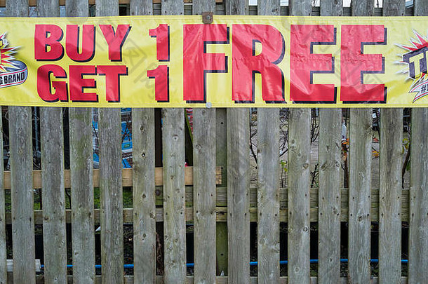 “买一送一”“购买免费”标志折扣烟花默西塞德郡