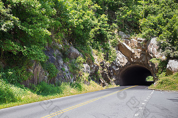 天际线开车隧道谢南多厄河谷国家公园