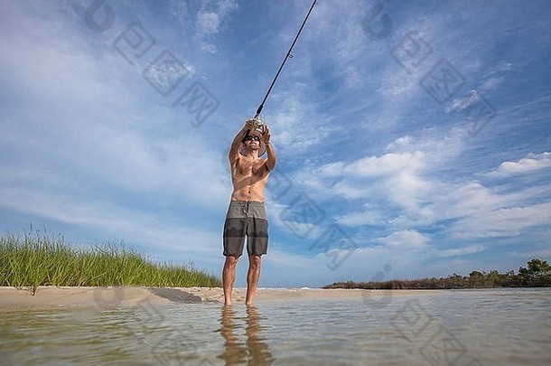 <strong>低</strong>角视图成熟的男人。钓鱼堡沃尔顿佛罗里达美国