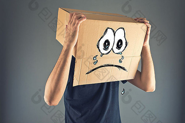 男人。纸板盒子头伤心哭脸表达式概念悲伤抑郁症