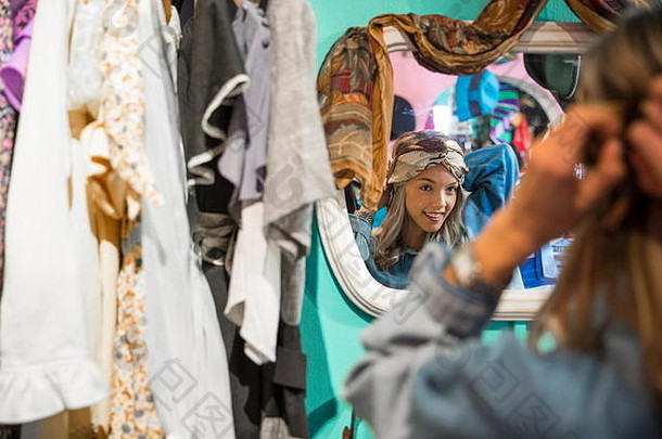 镜子图像年轻的女人古董衣服节俭商店