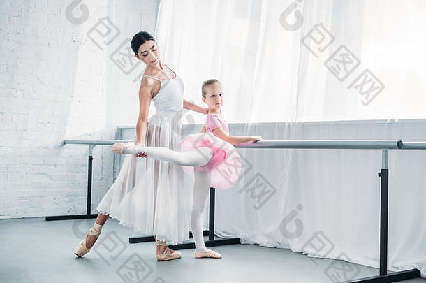 美丽的孩子粉红色的图图练习芭蕾舞年轻的老师芭蕾舞工作室