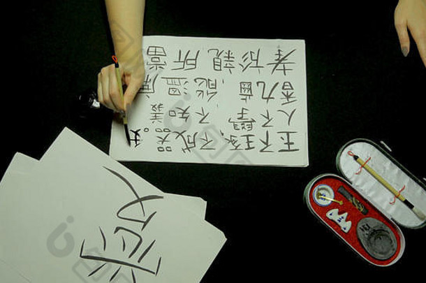 女手写作中国人书法刷墨水大米纸关闭手持有刷写作书法中国人绘画书法