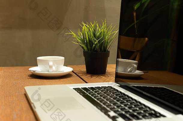 业务生活选择咖啡杯移动PC木表格咖啡馆
