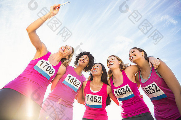 跑步者支持乳房癌症马拉松采取自拍