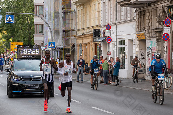 柏林德国9月肯尼亚长距离跑步者埃利乌德基普乔格运行世界记录柏林马拉松柏林德国