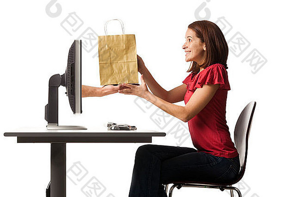 概念上的图片年轻的女人接收购物袋电脑
