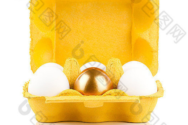 金蛋包概念使钱孤立的白色背景