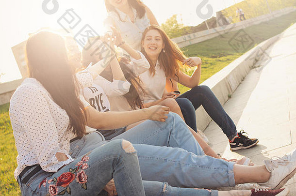 集团年轻的快乐女孩朋友享受生活夏天城市街日落背景
