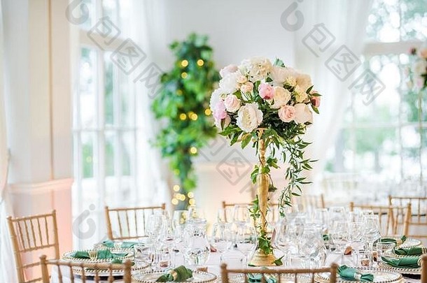 奢侈品婚礼表格装饰特殊的事件表格集新鲜的花装饰