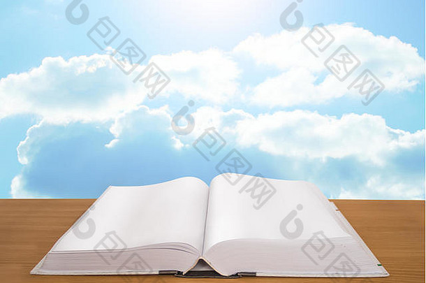 开放书木板材明亮的天空背景