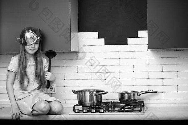 女孩厨房黑色的白色