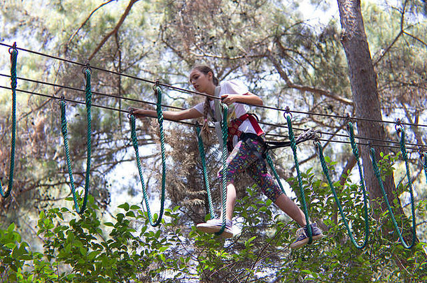 女孩少年攀爬设备绳子娱乐公园