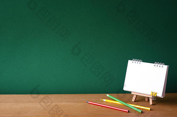 回来学校概念开放笔记本微型画架彩色的铅笔木表面背景清洁绿色粉笔董事会