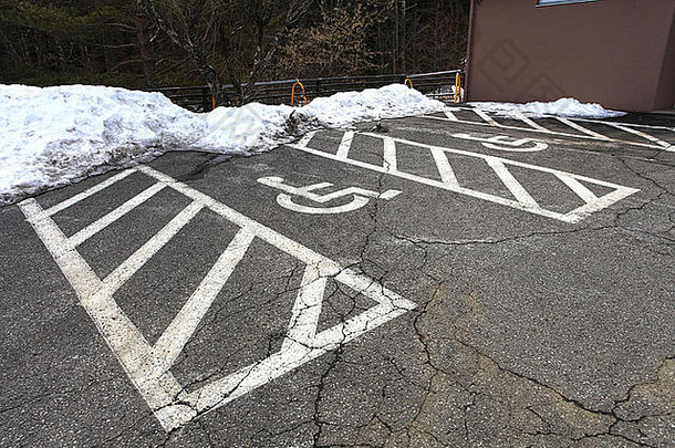 轮椅子象征停车很多雪日本
