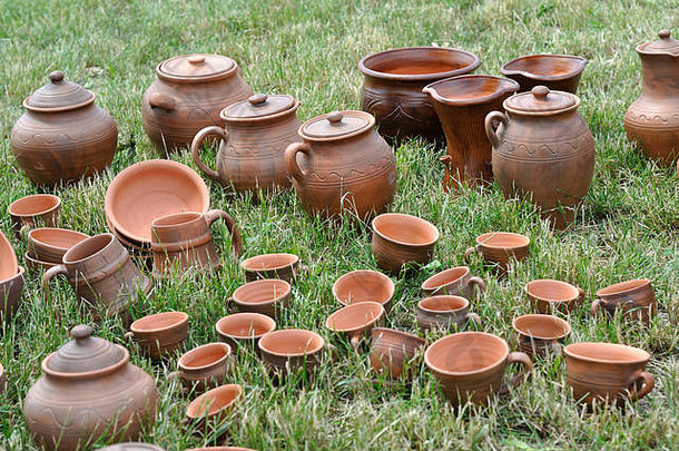 很多传统的乌克兰手工制作的粘土陶器生产绿色草