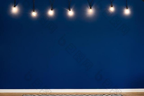 经典蓝色的墙挂灯泡现代房间室内