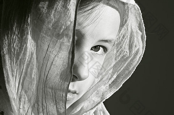 肖像年轻的女孩包头巾