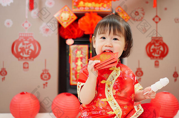中国人婴儿女孩传统的沙拉酱意味着幸运的红色的信封意味着幸运的问候卡墙