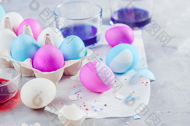 特写镜头复活节鸡蛋绘画进步阴影蓝色的粉红色的紫色的假期装饰白色混凝土背景